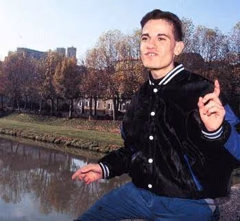被拐到西班牙的美國少年,4年後重回家中,被自己耳朵戳穿騙局