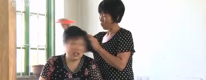 2018年,東北64歲大媽被村中男子逼婚,丈夫被氣死後後來怎樣了