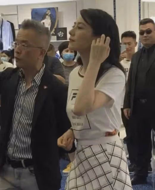 高圓圓近距離圖太圈粉,真不敢相信她快50歲了,令人羨慕的好看