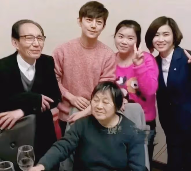 何炅被實名舉報,強迫女保姆當法人,真相曝光她想要兩份工資