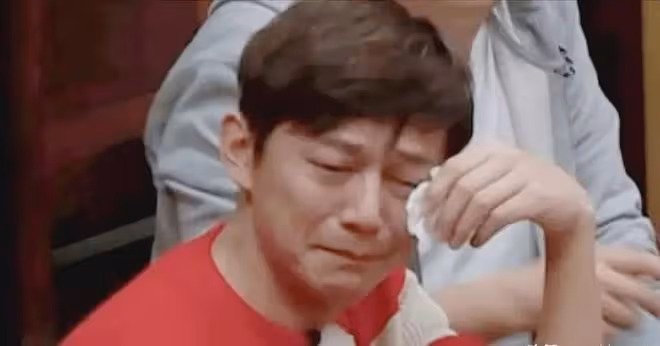 何炅被實名舉報,強迫女保姆當法人,真相曝光她想要兩份工資