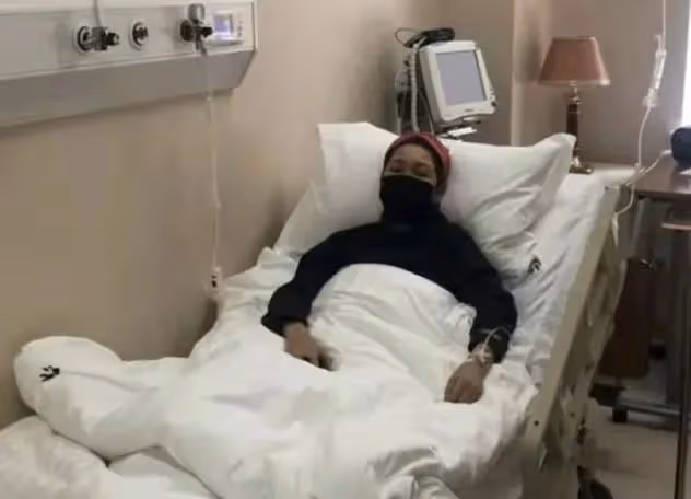 歌手張咪怎麼了,手舉吊瓶輸液仍穿高跟鞋跳舞,樂觀精神令人讚嘆