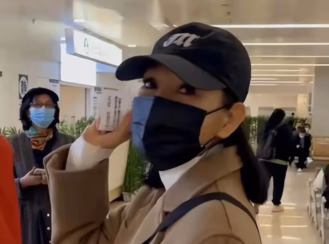 歌手張咪怎麼了,手舉吊瓶輸液仍穿高跟鞋跳舞,樂觀精神令人讚嘆