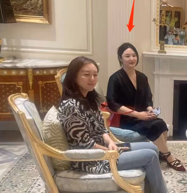 戲骨侯勇帶妻子去莊園玩,女方發福仍精緻,夫妻倆結婚多年無子女