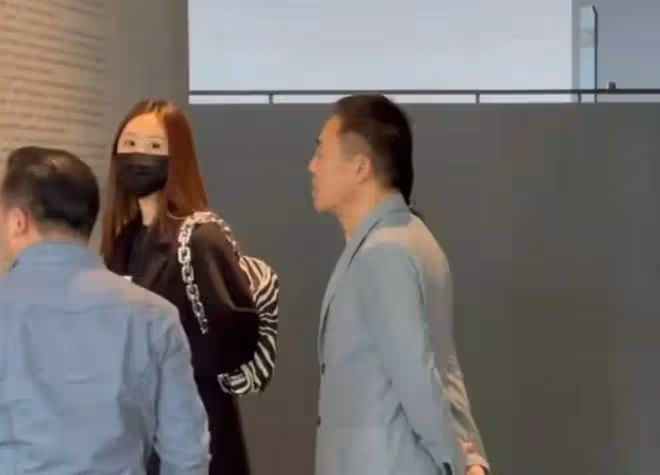 戲骨侯勇帶妻子去莊園玩,女方發福仍精緻,夫妻倆結婚多年無子女