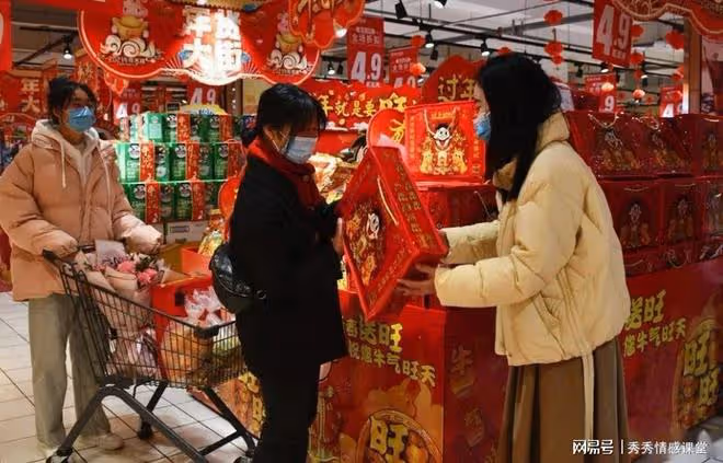 故事:岳母生日女婿拎兩箱奶上門,岳母怒斥:糊弄?女婿:知足吧
