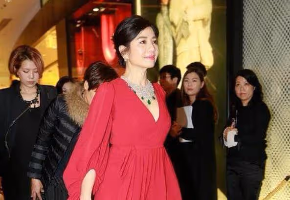 丈夫英年早逝,癡情為夫守寡,無兒無女永不再嫁,孤身堅強14年終紅了眼眶:還是熬不過現實