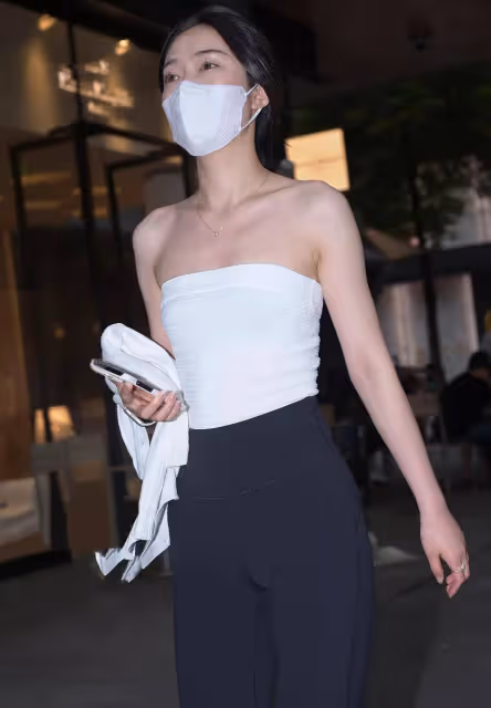 清新淡雅,白色抹胸搭配微喇叭瑜伽褲,引領潮流優雅女神風!