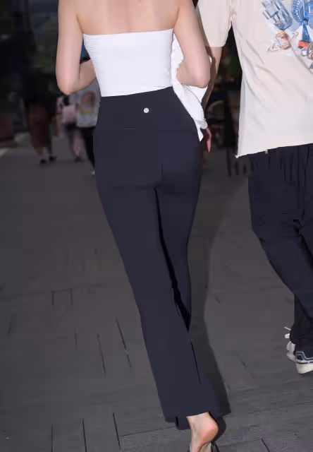 清新淡雅,白色抹胸搭配微喇叭瑜伽褲,引領潮流優雅女神風!