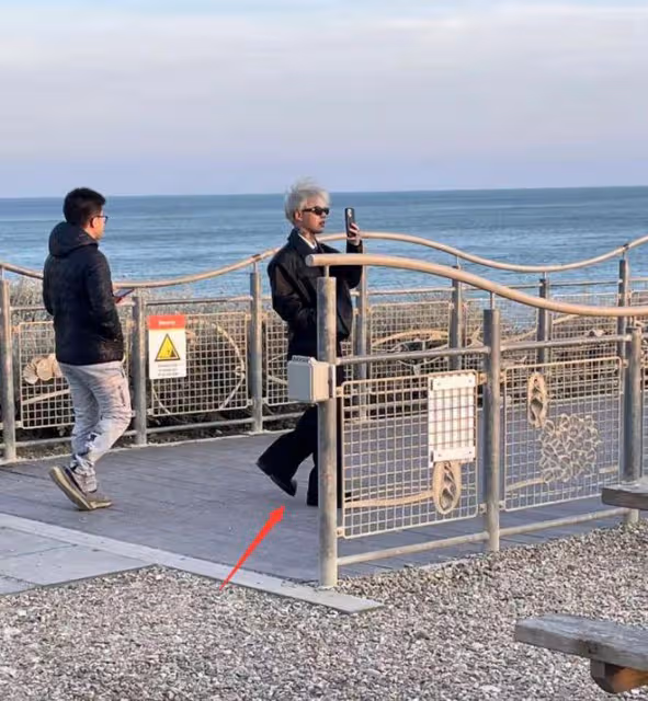 殷世航留學生活被指炫富,出門開豪車乘坐直升機,英文交流無障礙