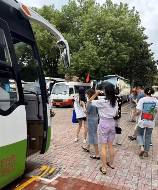 baby送娃上學被偶遇,小海綿一學期學費僅7萬,被指太過便宜