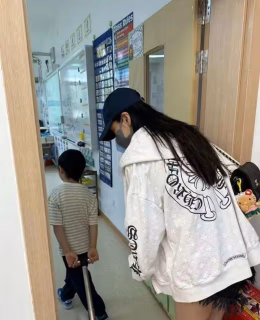baby送娃上學被偶遇,小海綿一學期學費僅7萬,被指太過便宜