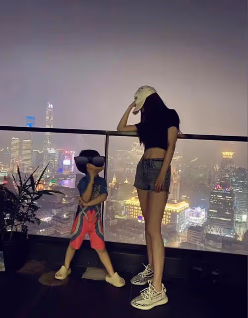 baby送娃上學被偶遇,小海綿一學期學費僅7萬,被指太過便宜