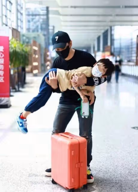baby送娃上學被偶遇,小海綿一學期學費僅7萬,被指太過便宜