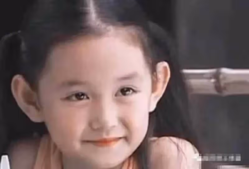 她11歲被吳磊奪走初吻,因長得太漂亮被禁止整容,如今長大大變樣
