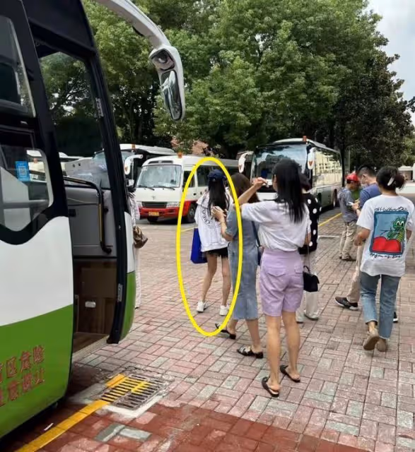 Baby送兒子上學,和黃曉明同在家長群,7歲兒子憑實力上上海中學