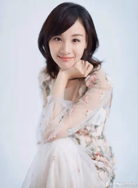她被騙進娛樂圈,與名演員閃婚,生一雙帥氣兒子,被丈夫寵成大女兒