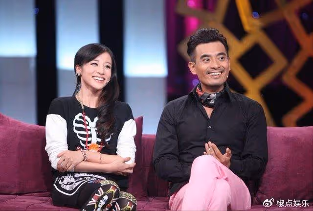 她被騙進娛樂圈,與名演員閃婚,生一雙帥氣兒子,被丈夫寵成大女兒