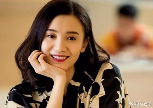 她被騙進娛樂圈,與名演員閃婚,生一雙帥氣兒子,被丈夫寵成大女兒
