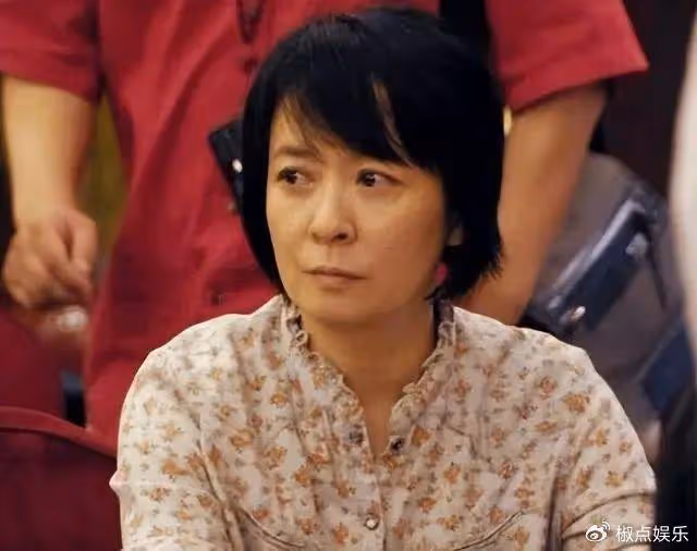 她被騙進娛樂圈,與名演員閃婚,生一雙帥氣兒子,被丈夫寵成大女兒