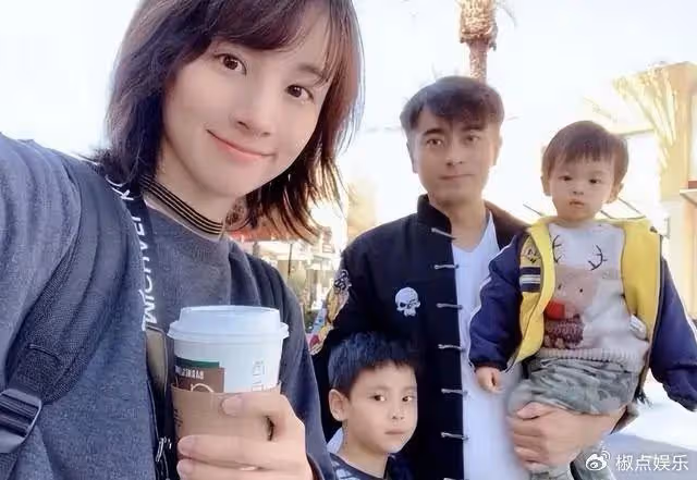 她被騙進娛樂圈,與名演員閃婚,生一雙帥氣兒子,被丈夫寵成大女兒