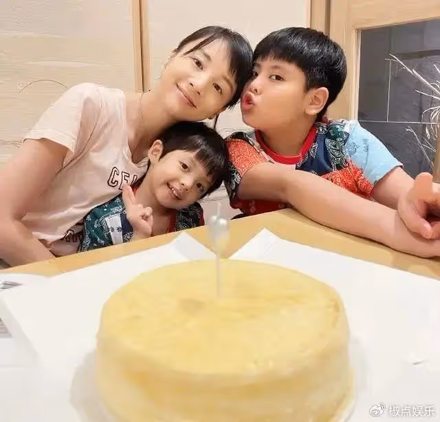 她被騙進娛樂圈，與名演員閃婚，生一雙帥氣兒子，被丈夫寵成大女兒