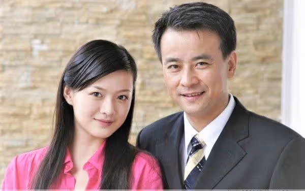 演員羅鋼:娶小23歲郝蕾,陪嬌妻戰勝家族遺傳病,48歲老來得子