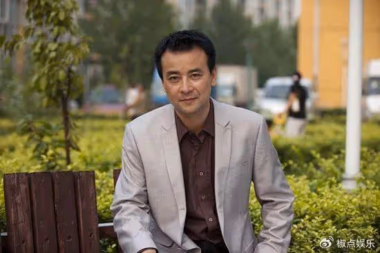 演員羅鋼:娶小23歲郝蕾,陪嬌妻戰勝家族遺傳病,48歲老來得子