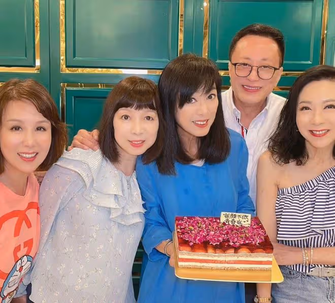 米雪慶祝68歲生日,容顏不老依舊美麗,如今仍單身一人