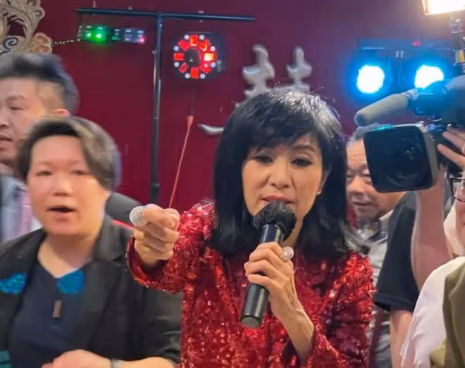 米雪慶祝68歲生日,容顏不老依舊美麗,如今仍單身一人