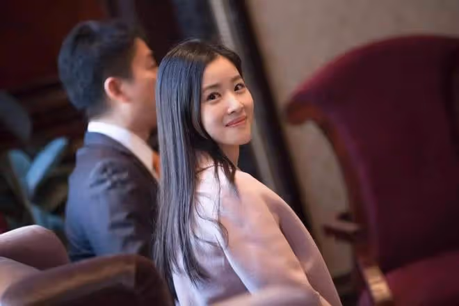 章澤天帶女兒海外遊玩，行為舉止被贊為國人揚眉吐氣，女兒顏值高