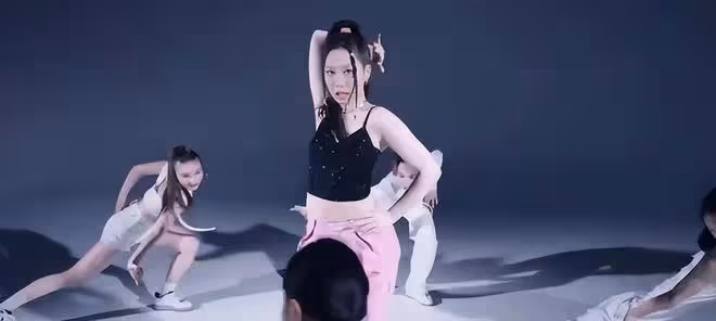 甄子丹19歲女兒發單曲獲國際好評,全家一起幫助宣傳獲資源咖位