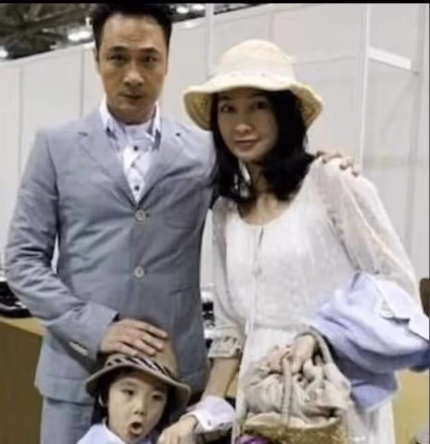 知名影帝與她一見鐘情，婚後19年從沒有做過家務，如今年近50仍似少女模樣