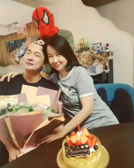 知名影帝與她一見鐘情，婚後19年從沒有做過家務，如今年近50仍似少女模樣