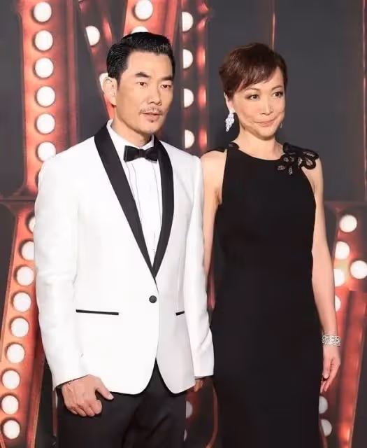 任賢齊追了她15年，成名後不離不棄，如今54歲把她寵成公主