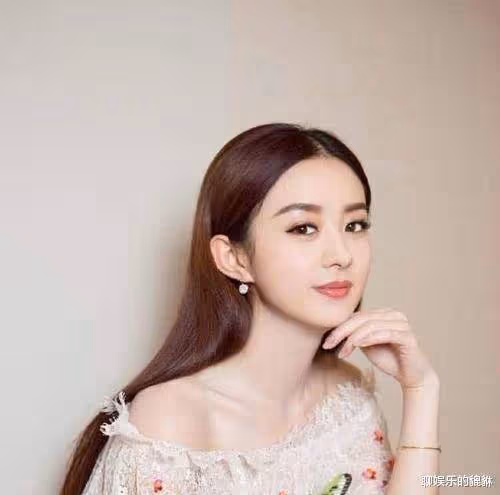 她曾是趙麗穎替身，被於正看中後逆襲一線，如今與趙麗穎平起平坐