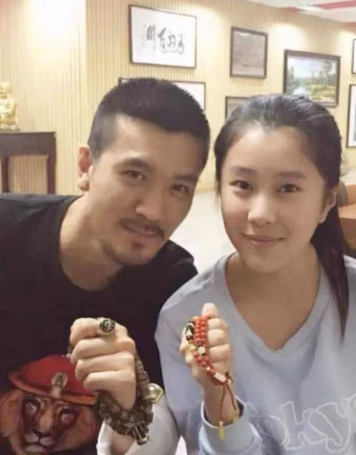 楊子女兒18歲哈佛畢業,親媽陶虹罕見現身,氣質不輸黃聖依