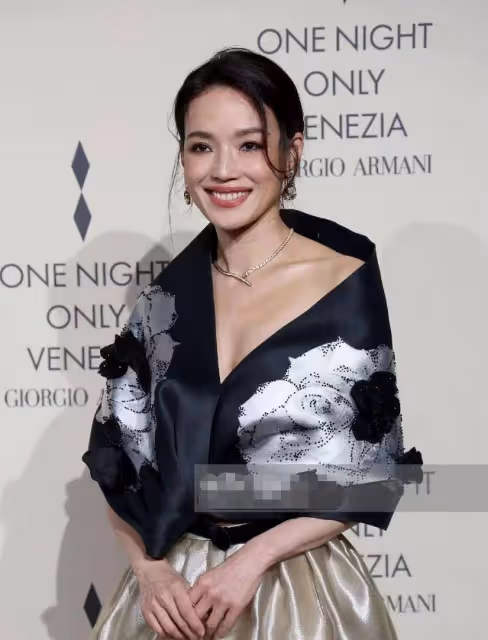 47歲舒淇在國外臉都長了!身穿鞏俐式白襯衫,美得讓人驚艷