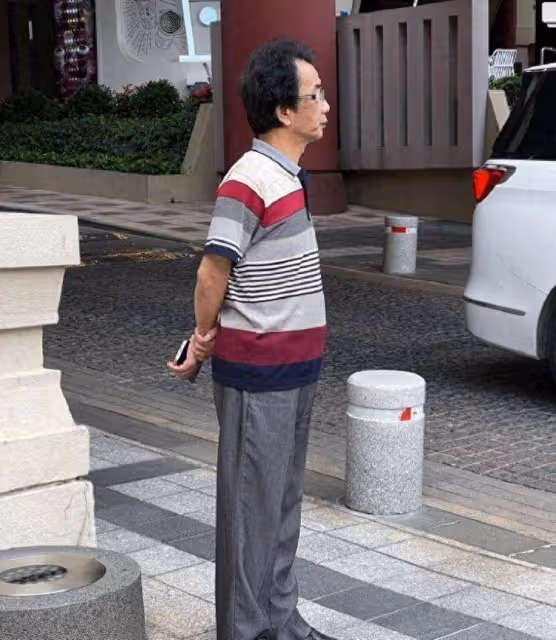建議六七十歲男人:穿西褲別把皮帶扎褲腰,做好這3點才不顯油膩