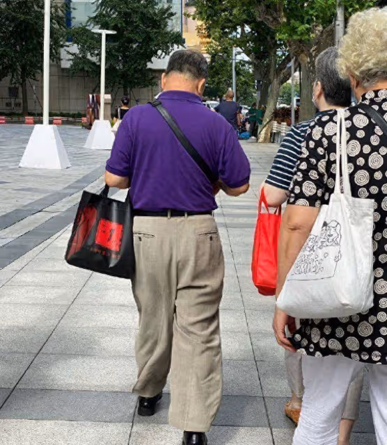 建議六七十歲男人:穿西褲別把皮帶扎褲腰,做好這3點才不顯油膩
