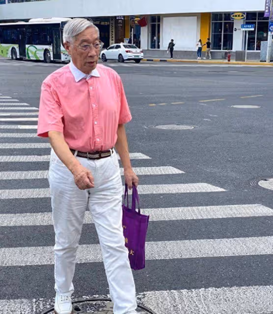建議六七十歲男人:穿西褲別把皮帶扎褲腰,做好這3點才不顯油膩