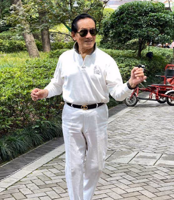 建議六七十歲男人:穿西褲別把皮帶扎褲腰,做好這3點才不顯油膩