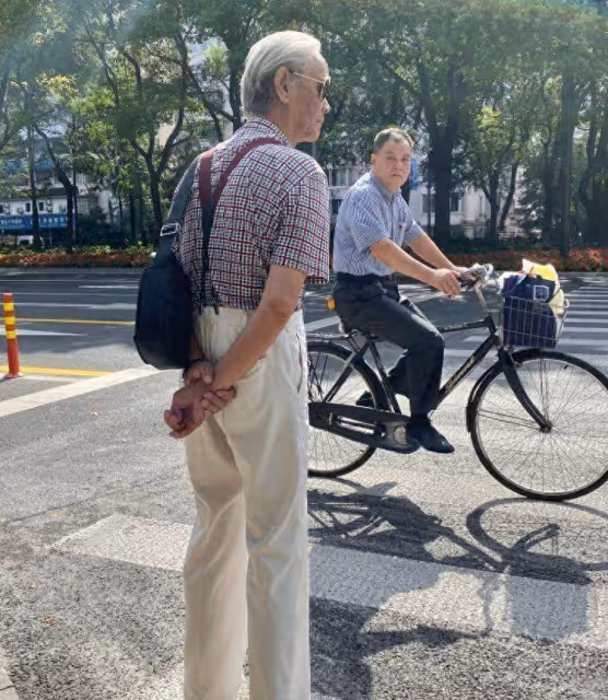 建議六七十歲男人:穿西褲別把皮帶扎褲腰,做好這3點才不顯油膩