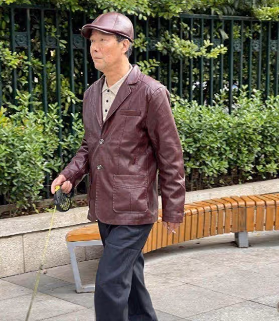 建議六七十歲男人:穿西褲別把皮帶扎褲腰,做好這3點才不顯油膩