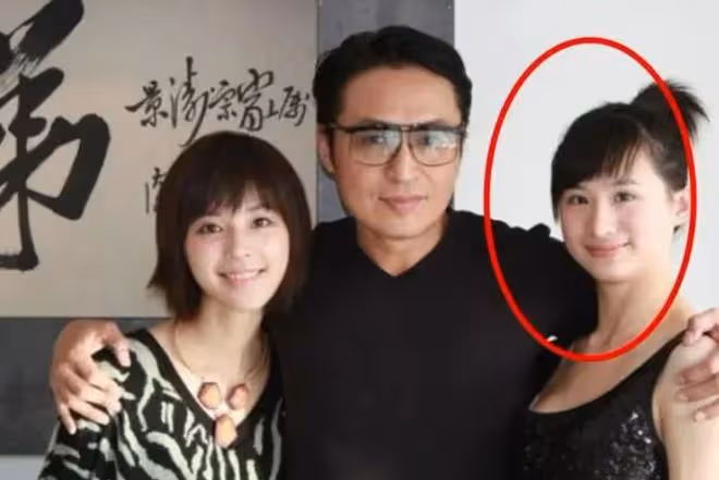 馬景濤為微商站台,頭頂禿了一大片,與富婆牽手唱歌全程眼神狂熱