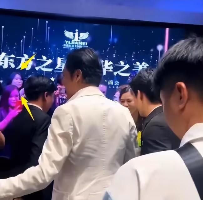 馬景濤為微商站台,頭頂禿了一大片,與富婆牽手唱歌全程眼神狂熱