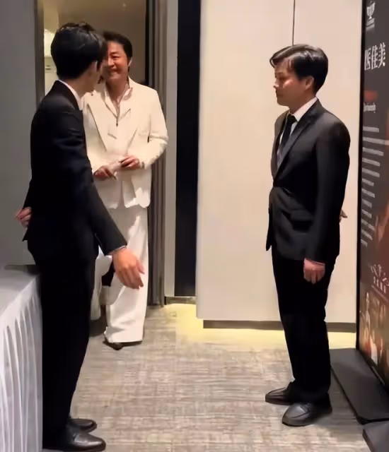 馬景濤為微商站台,頭頂禿了一大片,與富婆牽手唱歌全程眼神狂熱
