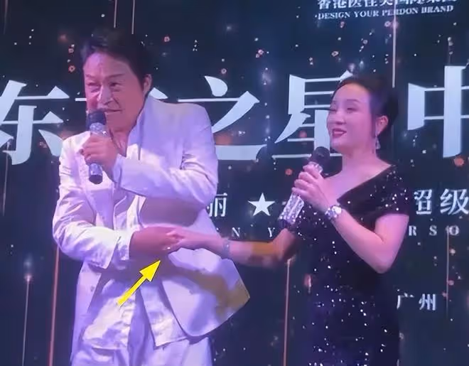 馬景濤為微商站台,頭頂禿了一大片,與富婆牽手唱歌全程眼神狂熱