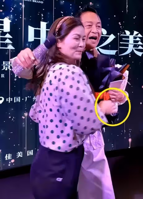 馬景濤為微商站台,頭頂禿了一大片,與富婆牽手唱歌全程眼神狂熱