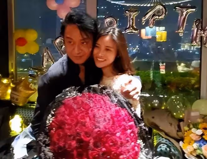 馬景濤為微商站台,頭頂禿了一大片,與富婆牽手唱歌全程眼神狂熱